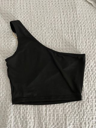 Top asimétrico Shein con anillas