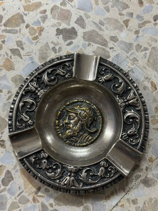 Cenicero antiguo con figura de hombre