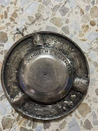 Cenicero antiguo con figura de hombre