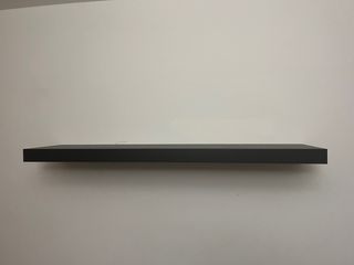 Baldas flotantes negras de madera