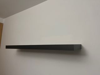 Baldas flotantes negras de madera