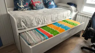 Cama nido doble con mesa y estantería