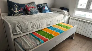 Cama nido doble con mesa y estantería
