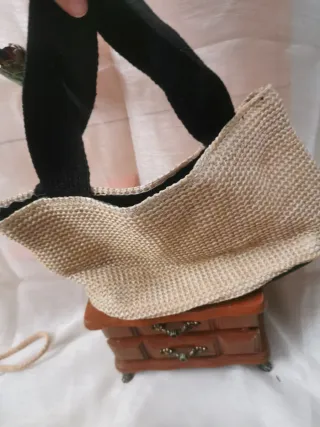 Bolso redondo de paja con flor