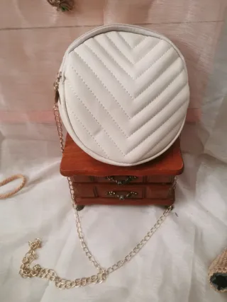 Bolso redondo de paja con flor