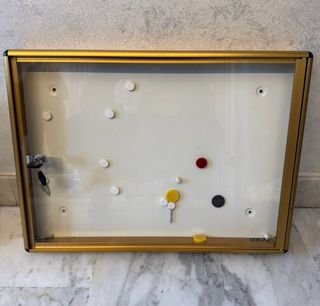 Tablón de anuncios con cerradura