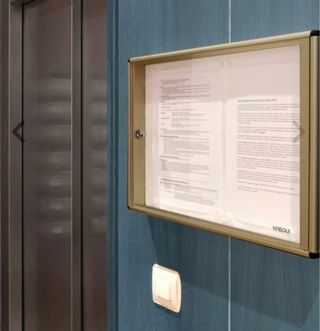 Tablón de anuncios con cerradura