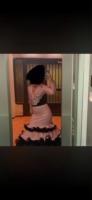 Vestido de flamenca rosa con volantes