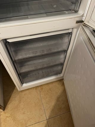 Electrodoméstico nevera Beko blanca