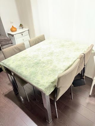 Mesa comedor y 4 sillas  cristal y patas cromadas