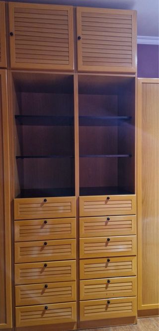 Estantería con cajones y baldas de madera