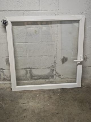 Ventana aluminio blanco con manilla oscilobatiente