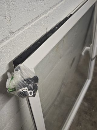 Ventana aluminio blanco con manilla oscilobatiente