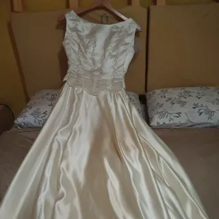 Vestido de Novia Blanco ,con corpiño bordado rosa