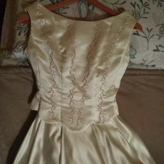 Vestido de Novia Blanco ,con corpiño bordado rosa