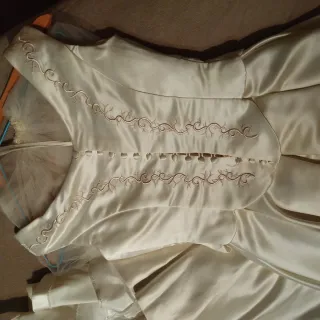 Vestido de Novia Blanco ,con corpiño bordado rosa