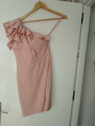 Vestido rosa asimétrico con volantes