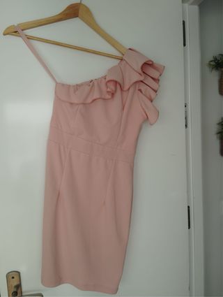 Vestido rosa asimétrico con volantes