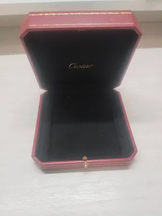 Scatola portagioie Cartier rossa con dettagli dorati