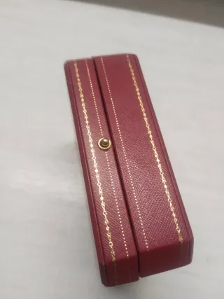 Scatola portagioie Cartier rossa con dettagli dorati