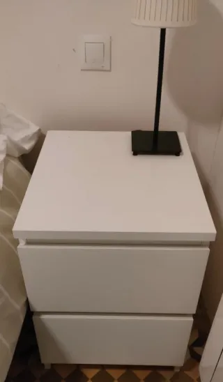 Mesa de noche blanca Ikea.