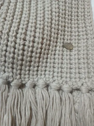 Sciarpa in lana beige con frange..