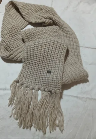 Sciarpa in lana beige con frange..