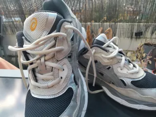 Zapatillas Asics grises y plateadas