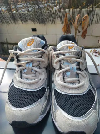 Zapatillas Asics grises y plateadas