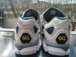 Zapatillas Asics grises y plateadas