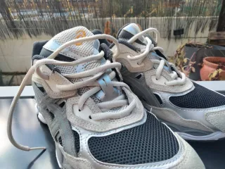 Zapatillas Asics grises y plateadas