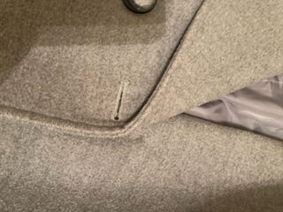 Chaqueta gris con cuello y puños de pelo