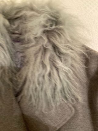 Chaqueta gris con cuello y puños de pelo
