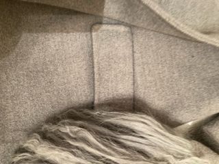 Chaqueta gris con cuello y puños de pelo