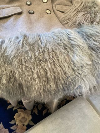 Chaqueta gris con cuello y puños de pelo