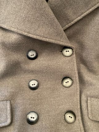 Chaqueta gris con cuello y puños de pelo