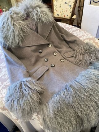 Chaqueta gris con cuello y puños de pelo