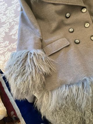 Chaqueta gris con cuello y puños de pelo