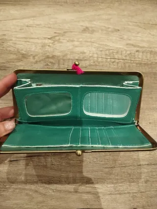 Monedero naranja con diseño de paz