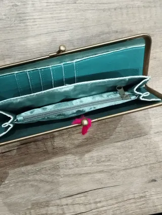 Monedero naranja con diseño de paz