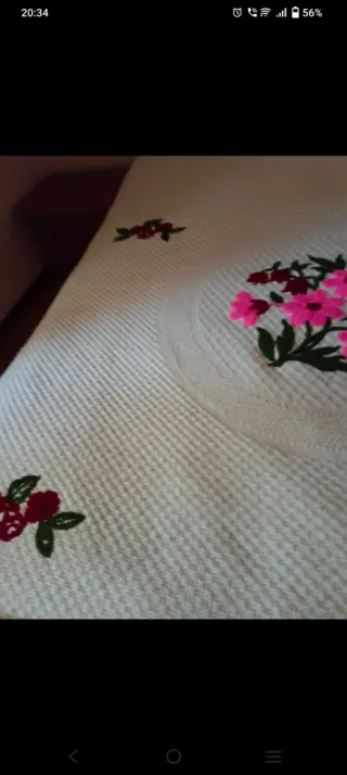 Copriletto matrimoniale in lana con fiori ricamati