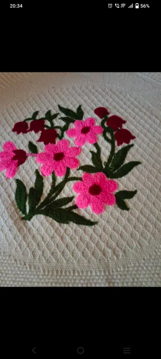 Copriletto matrimoniale in lana con fiori ricamati