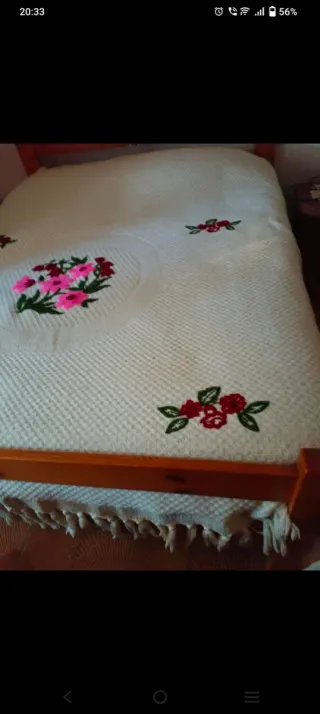 Copriletto matrimoniale in lana con fiori ricamati