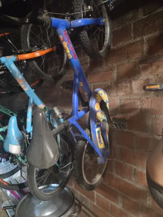 Bicicleta infantil verde, naranja y azul