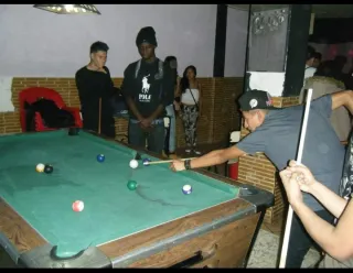 Se traspasa bar musical y restaurante