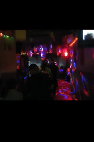 Se traspasa bar musical y restaurante