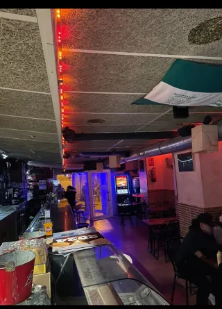 Se traspasa bar musical y restaurante