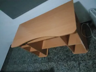 Escritorio madera con estantes