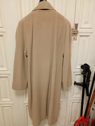 Abrigo beige con bufanda