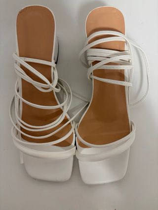 Tacones blancos de tiras